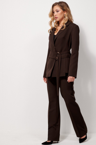 Костюм из текстиля жакет и брюки с ремнем AMUARt 1032 коричневый - фото 5