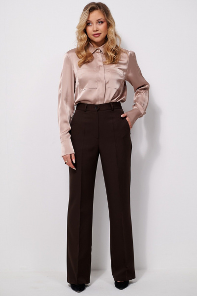 Костюм из текстиля жакет и брюки с ремнем AMUARt 1032 коричневый - фото 15