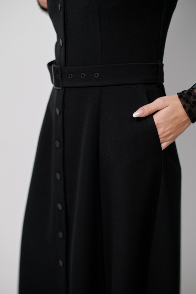 Классический сарафан из костюмной ткани с пряжкой AMUARt 1033 черный - фото 16