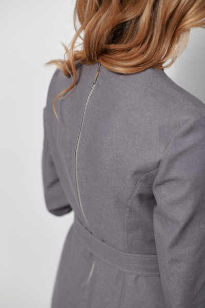 Джинсовое платье с карманами и съемным поясом AMUARt 1035 джинс,серый - фото 18