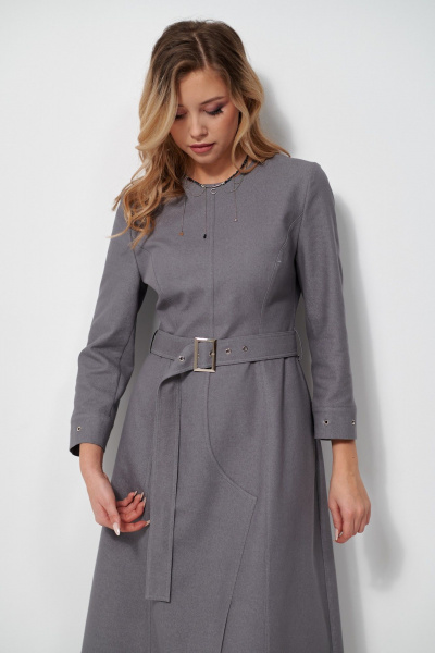 Джинсовое платье с карманами и съемным поясом AMUARt 1035 джинс,серый - фото 15