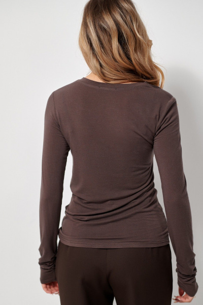 Водолазка из вискозы на каждый день с драпировкой AMUARt 1037 коричневый - фото 6