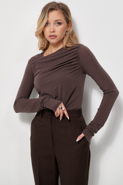 Водолазка из вискозы на каждый день с драпировкой AMUARt 1037 коричневый - фото 5