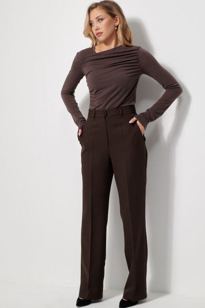 Водолазка из вискозы на каждый день с драпировкой AMUARt 1037 коричневый - фото 9