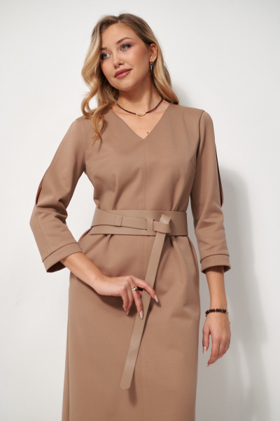 Платье прямое из мягкого трикотажа с разрезом AMUARt 1039 бежевый - фото 22