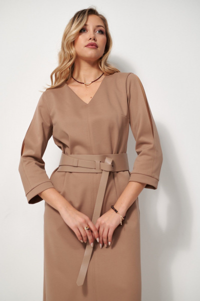 Платье прямое из мягкого трикотажа с разрезом AMUARt 1039 бежевый - фото 19