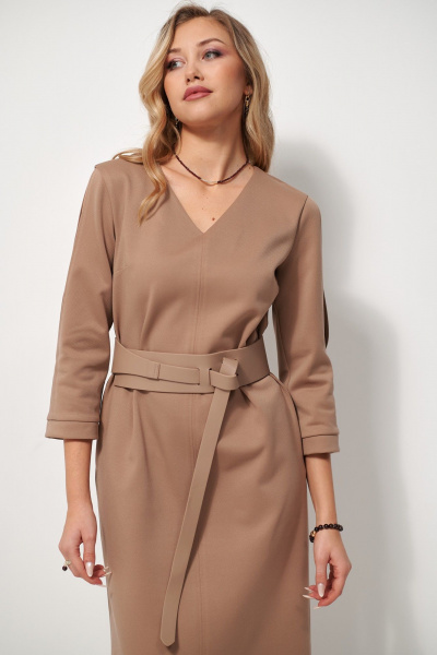 Платье прямое из мягкого трикотажа с разрезом AMUARt 1039 бежевый - фото 18