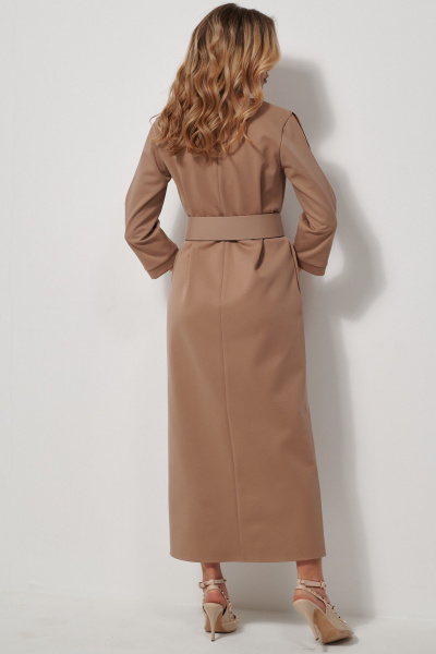 Платье прямое из мягкого трикотажа с разрезом AMUARt 1039 бежевый - фото 17