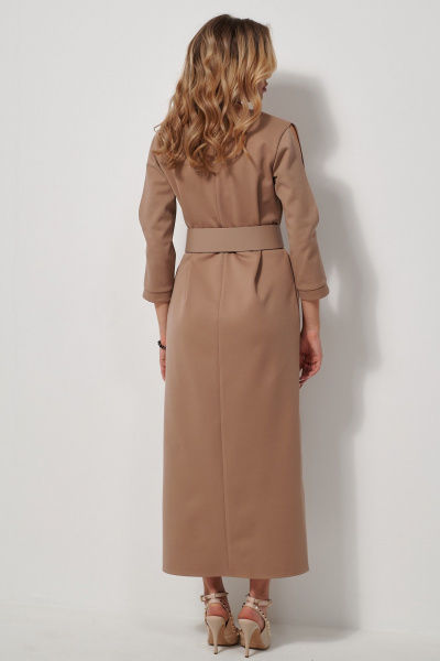 Платье прямое из мягкого трикотажа с разрезом AMUARt 1039 бежевый - фото 16