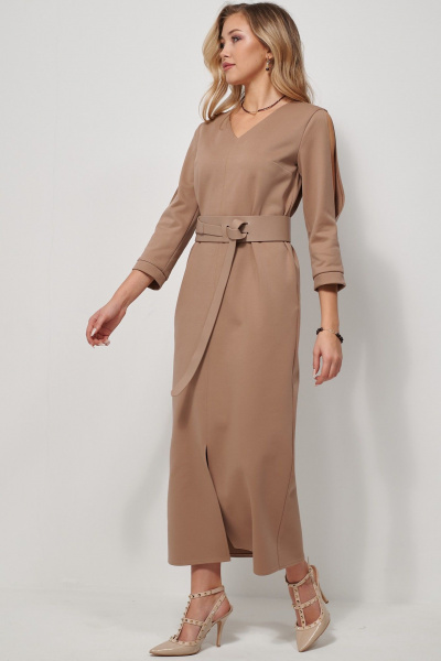 Платье прямое из мягкого трикотажа с разрезом AMUARt 1039 бежевый - фото 13