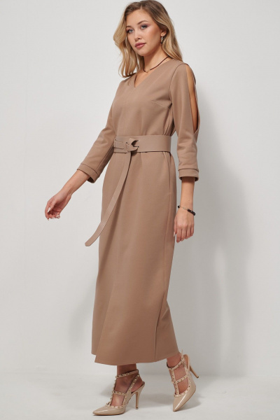 Платье прямое из мягкого трикотажа с разрезом AMUARt 1039 бежевый - фото 12