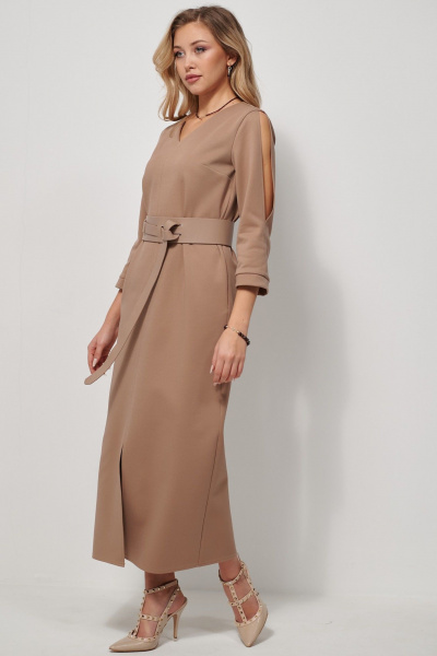Платье прямое из мягкого трикотажа с разрезом AMUARt 1039 бежевый - фото 11