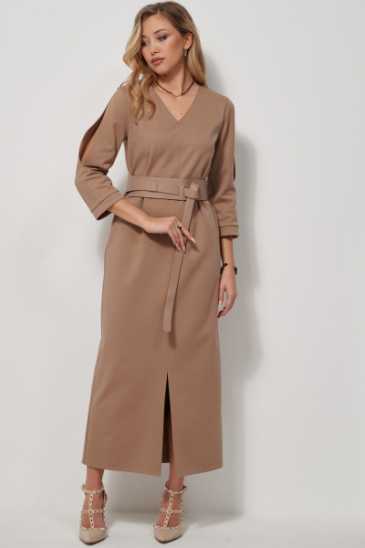Платье прямое из мягкого трикотажа с разрезом AMUARt 1039 бежевый - фото 10