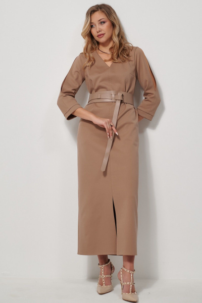 Платье прямое из мягкого трикотажа с разрезом AMUARt 1039 бежевый - фото 9
