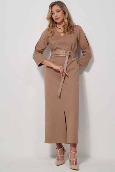 Платье прямое из мягкого трикотажа с разрезом AMUARt 1039 бежевый - фото 8