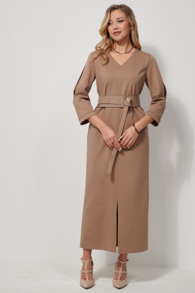 Платье прямое из мягкого трикотажа с разрезом AMUARt 1039 бежевый - фото 3