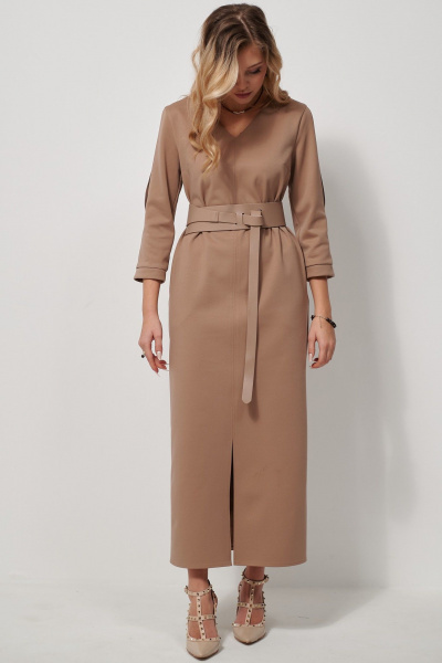 Платье прямое из мягкого трикотажа с разрезом AMUARt 1039 бежевый - фото 2