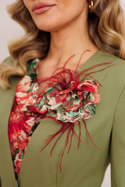 Платье из шифона и текстиля с съемным жакетом и декоративным цветком Мода Юрс 2823 олива - фото 5