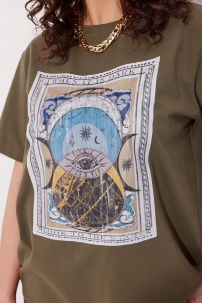 Стильная футболка с дизайнерскими печатями из трикотажа MG Wear 2263 хаки - фото 3