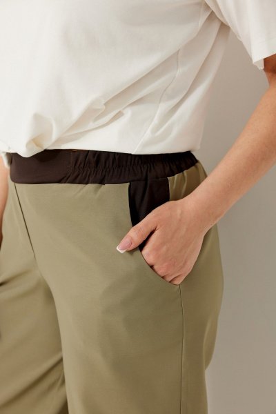 Свободные текстильные брюки с эластичным поясом и контрастными вставками BegiModa 6063 олива - фото 6