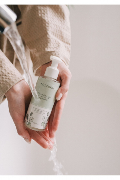 Натуральный бессульфатный гель для умывания с цитрусами и АНА MONMU Cleansing Gel normalize, 150g - фото 3