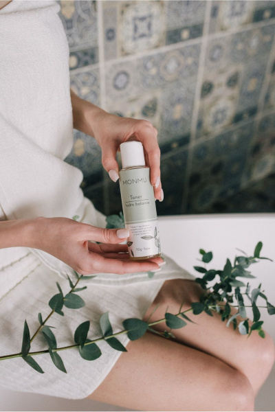 Глубоко увлажняющий тонер с гиалуроновой кислотой и травами MONMU Toner hydro balance, 110g - фото 3