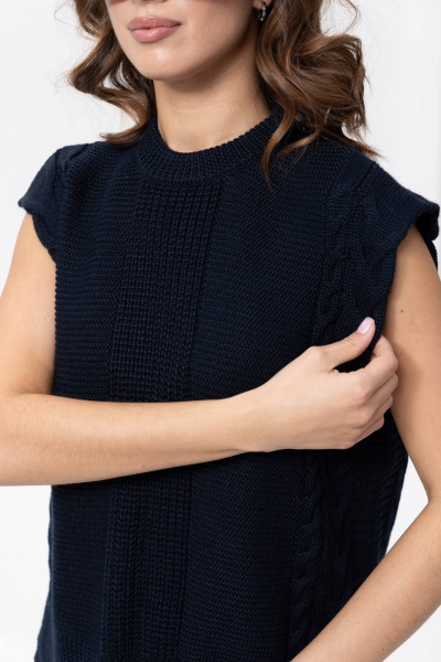 Объемный жилет из трикотажа с заниженной линией плеча и воротником-стойкой Romgil РВ0108-ШЕ5 темно-синий - фото 4
