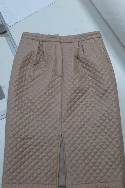Юбка стеганная на подкладке с разрезом и поясом S. Veles 1-232 бежевый - фото 4