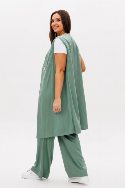 Зеленый укороченный костюм с жилетом и брюками Fantazia Mod 4787 - фото 3
