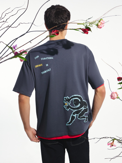 Футболка Mark Formelle 111932/24-4398П-0 графит_печать_1_сл_на_пол_1сл_на_спинке - фото 1