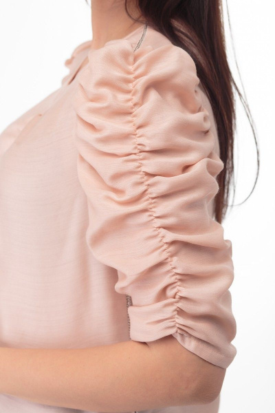 Очаровательная блуза из тончайшего полотна с драпировками Anelli 807 пудра - фото 9