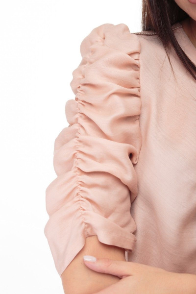 Очаровательная блуза из тончайшего полотна с драпировками Anelli 807 пудра - фото 8