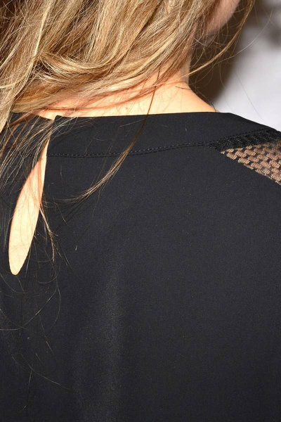 Деловая демисезонная черная блуза с гипюрной отделкой и оборками Needle 386/1 - фото 4