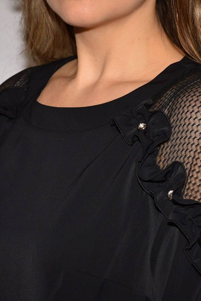 Деловая демисезонная черная блуза с гипюрной отделкой и оборками Needle 386/1 - фото 3