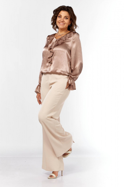 Блуза прямого силуэта с воланом и V-образным вырезом для нарядных образов Ольга Стиль С-889 капучино - фото 3