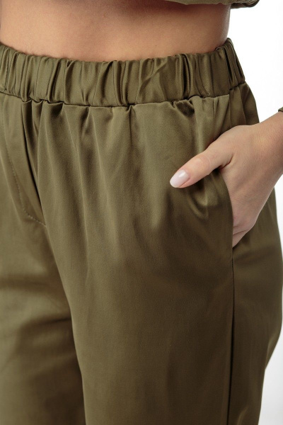 Демисезонный костюм блуза и брюки из текстиля Anelli 870 хаки - фото 6