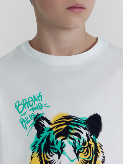 Футболка Mark Formelle 113379-2/24-27710П-0 белый_черно_белое_граффити_3_сл_1изд_печ_на_пол - фото 11