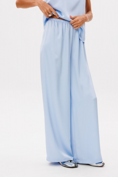 Прямые брюки из струящегося атласа с высокой талией THE NAME 2295 голубой - фото 2