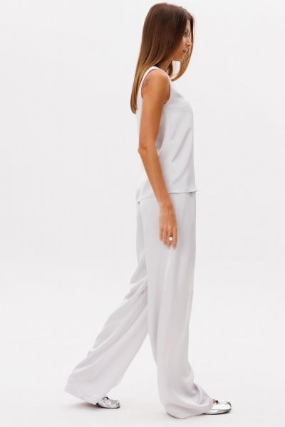 Прямые брюки из струящегося атласа с запахом THE NAME 2295 светло-серый - фото 5