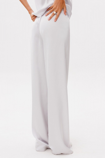 Прямые брюки из струящегося атласа с запахом THE NAME 2295 светло-серый - фото 4