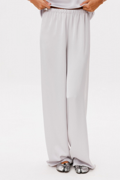 Прямые брюки из струящегося атласа с запахом THE NAME 2295 светло-серый - фото 3