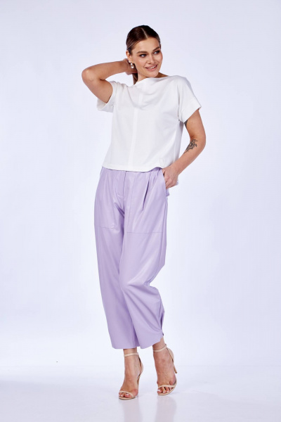Комплект из топа и брюк из эко-кожи с разрезами и карманами Anastasia 979 молоко/лаванда - фото 7