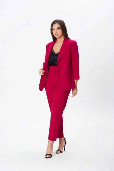 Деловой костюм из текстиля из жакета и зауженных брюк SandyNa 130561 спелая_малина - фото 2