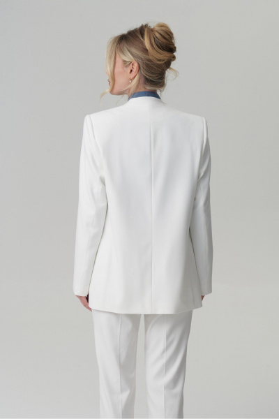 Модель жакета с шлицей, воротом «апаш» и мягкой тканью HELEN BIRCH J037а молочный - фото 6