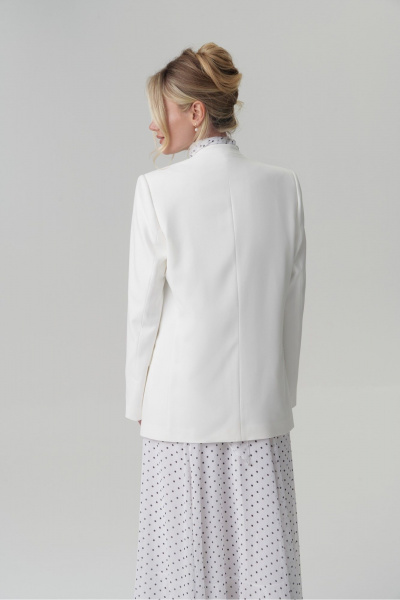 Модель жакета с шлицей, воротом «апаш» и мягкой тканью HELEN BIRCH J037а молочный - фото 4