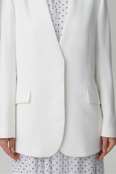 Модель жакета с шлицей, воротом «апаш» и мягкой тканью HELEN BIRCH J037а молочный - фото 3