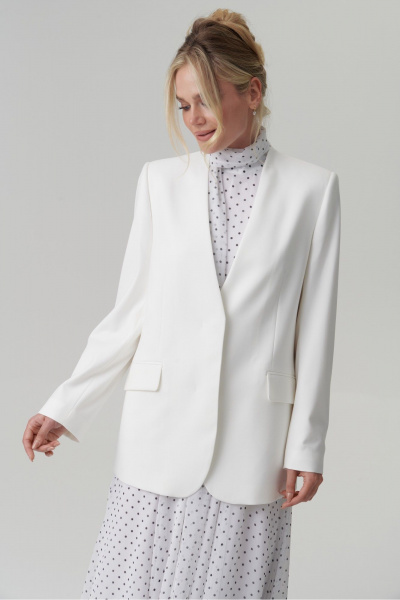 Модель жакета с шлицей, воротом «апаш» и мягкой тканью HELEN BIRCH J037а молочный - фото 2