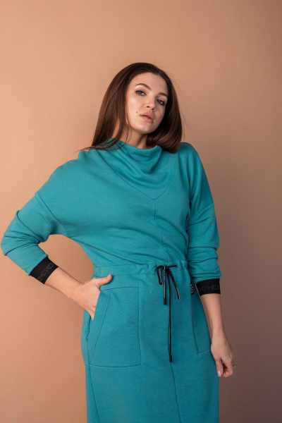 Платье из трикотажа с накладными карманами и кулисой Angelina 603 бирюза - фото 2