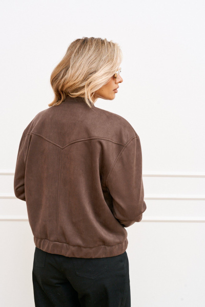 Демисезонный женский бомбер из замши и вискозы с воротником-стойкой AMUARt 1025 мокко - фото 2