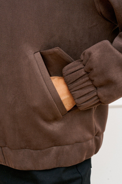 Демисезонный женский бомбер из замши и вискозы с воротником-стойкой AMUARt 1025 мокко - фото 7